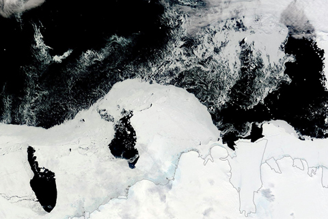 How unusual were the Antarctic sea ice conditions that trapped a research ship on Christmas Eve 2013? 
