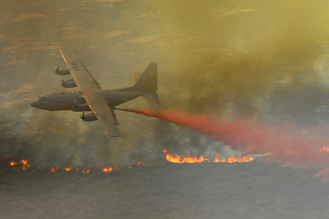 Planes dropping fire retardant on wildfire